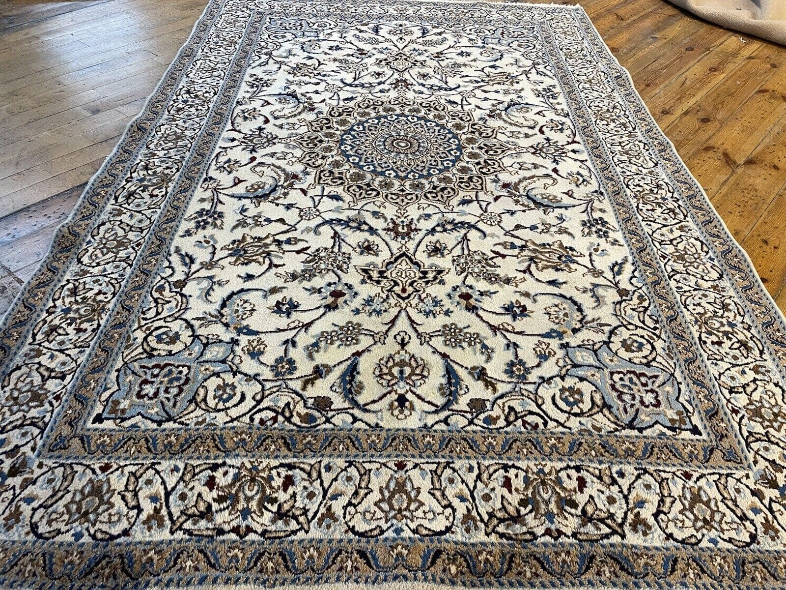 Feiner Perserteppich 270x170 cm, Nain 9 LA, 100 Knäuel, aus Wolle und Seide, elegant Beige, handgeknüpft