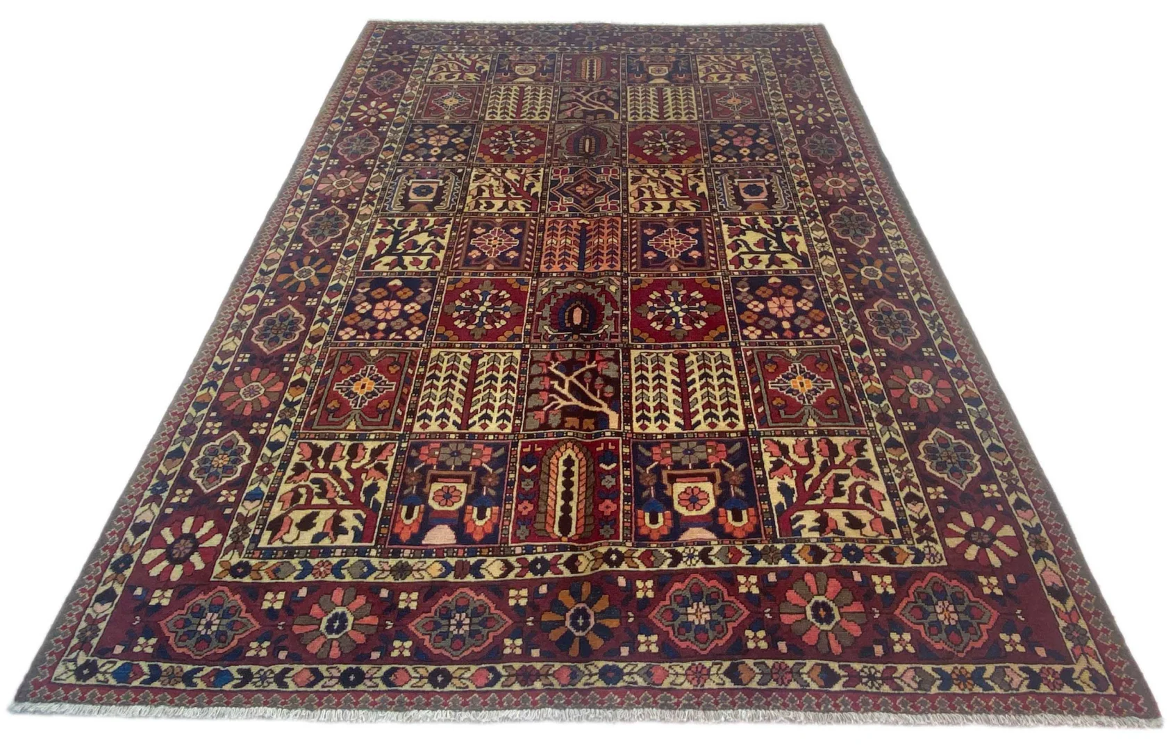 Bakhtiar Perserteppich 316 x 215 cm, Knotendichte: 150.000 - 200.000 Knoten/m², robustes Gartenmuster mit Pflanzen- und Tiermotiven, handgeknüpft
