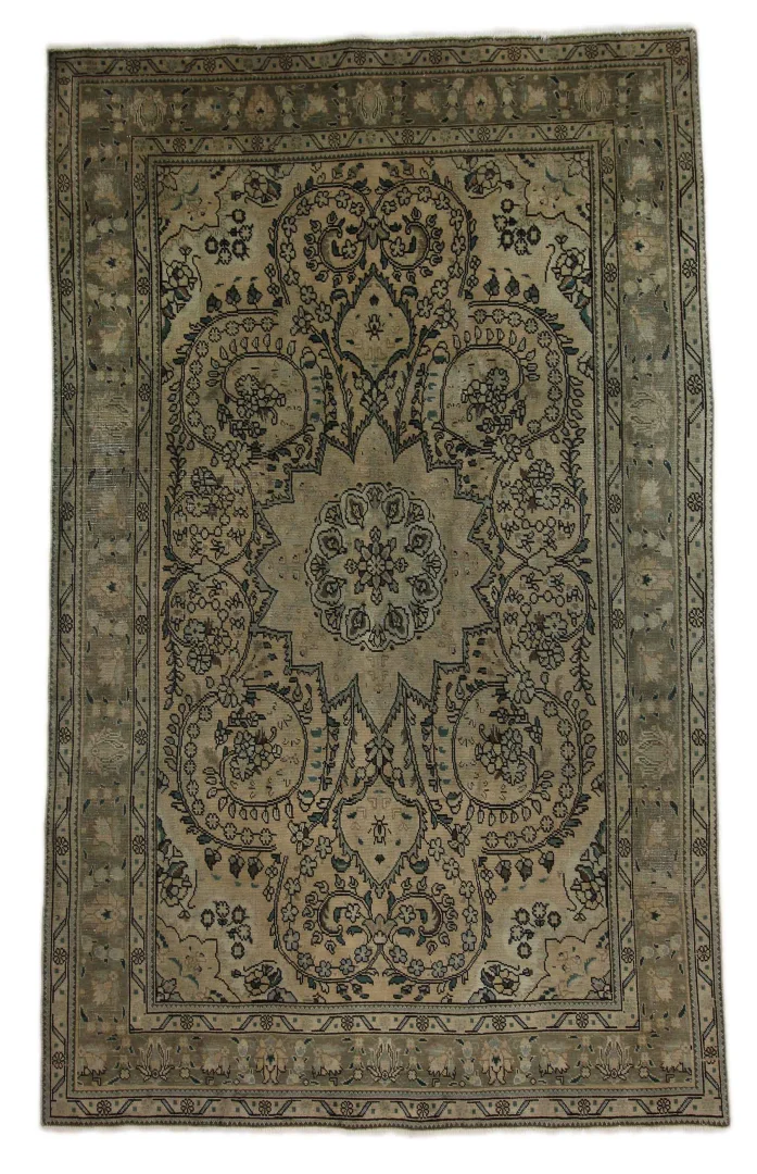 Vintage Perserteppich 305 x 186 cm – Handgeknüpft, Aufwendig Aufgearbeitet, Modernes Design, Einzigartige Farbakzente