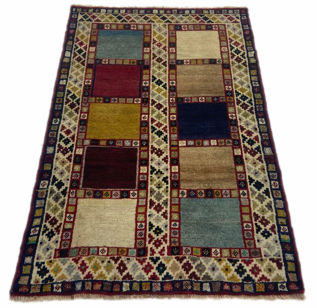 Gabbeh 153 x 100 cm - Gabbeh Shuli mit ausgefallenen Mustern, Knotendichte 90.000 - 180.000/m², handgeknüpft, Perserteppich