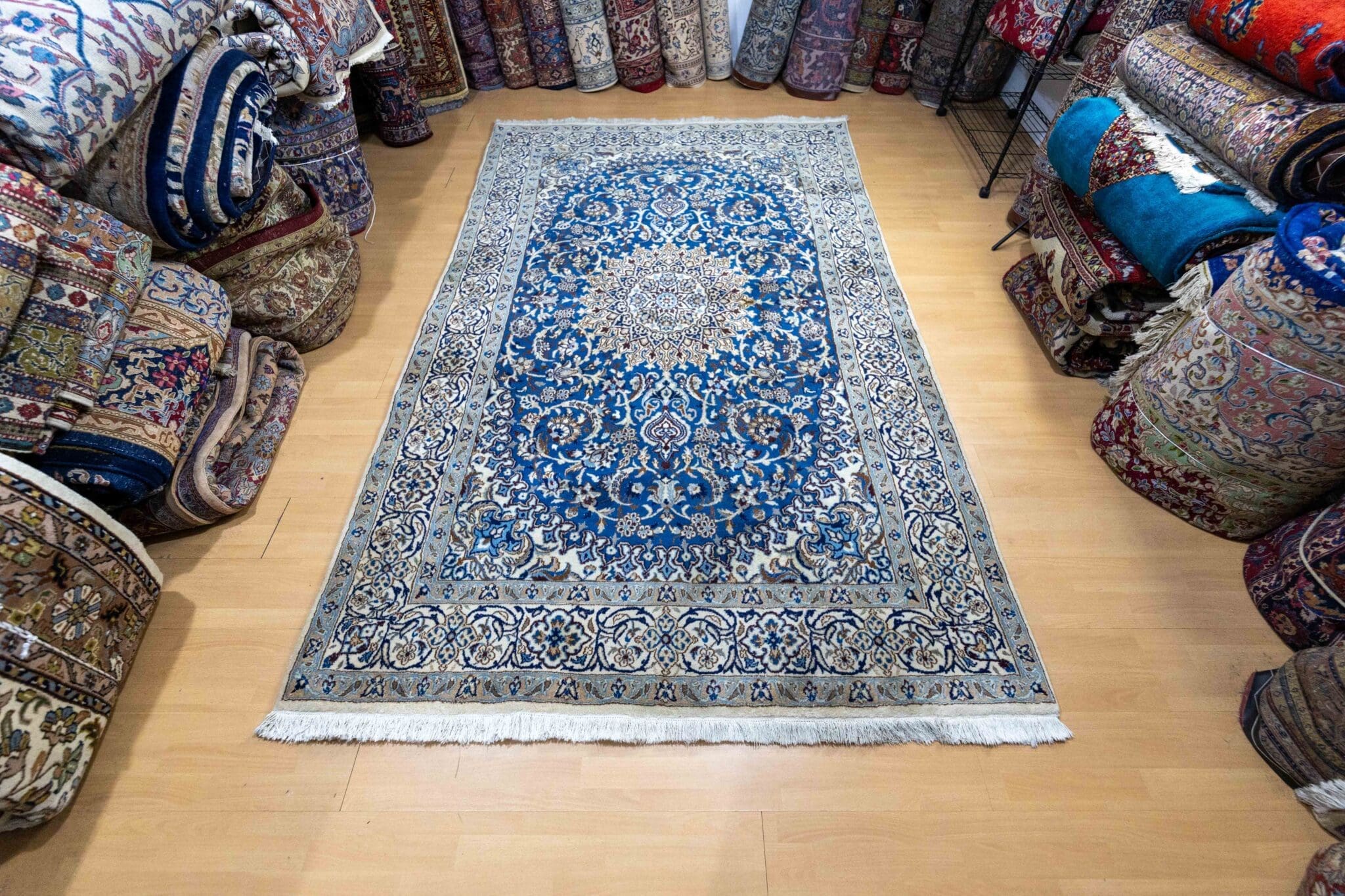 299x182cm Handgeknüpfter Nain 12La Perserteppich | Lachak-Toranj Medaillon mit Seide W2(#385)