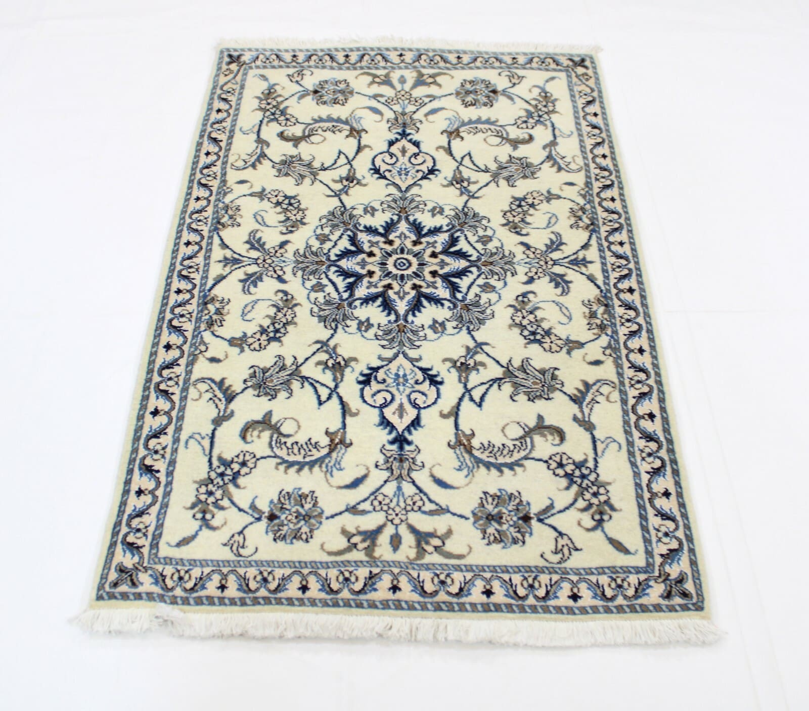 Original Perserteppich Nain 137x88 cm – Handgeknüpft im Top Zustand