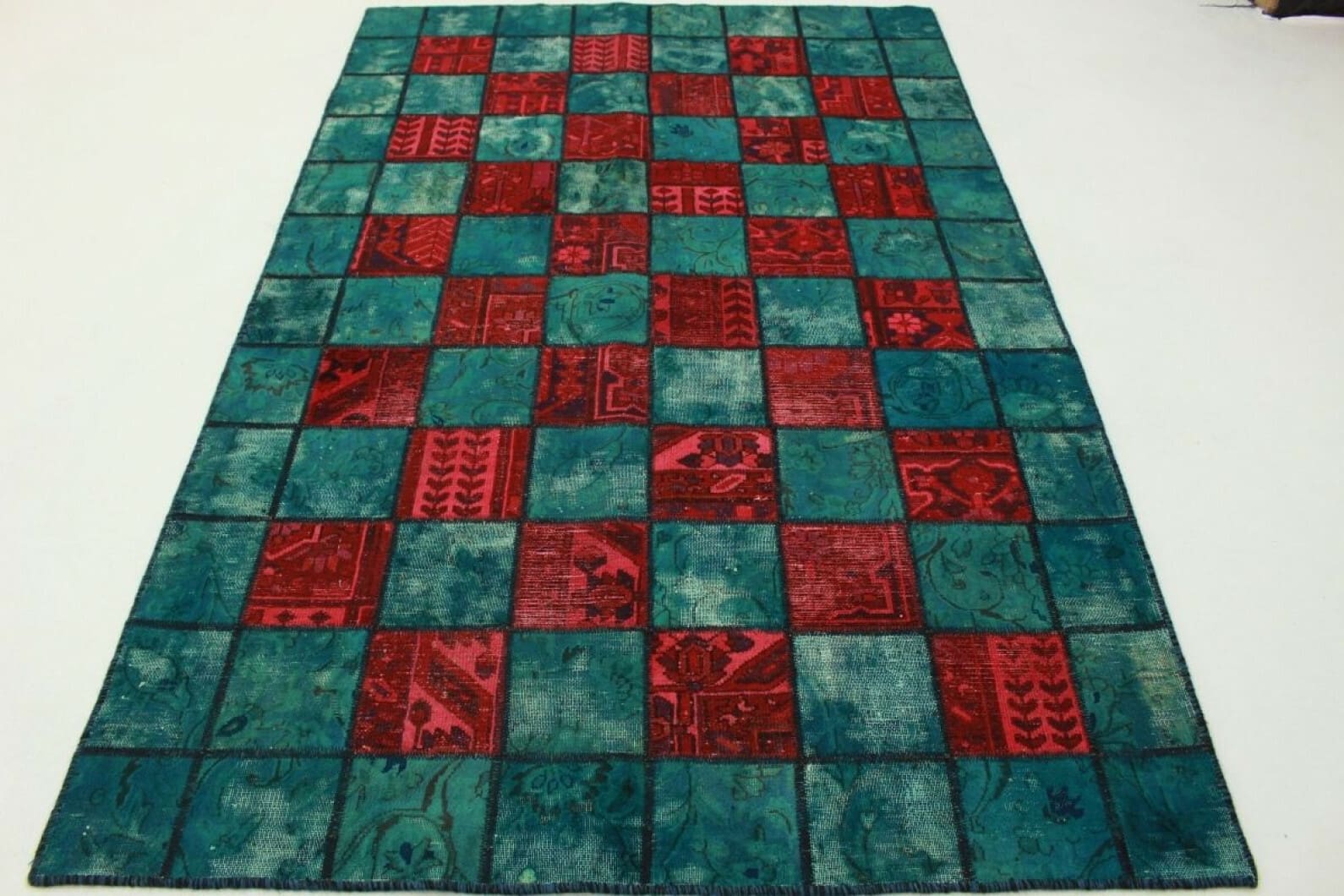 Handgearbeiteter Patchwork Teppich 242x157cm rot blau, einzigartig, handgeknüpft