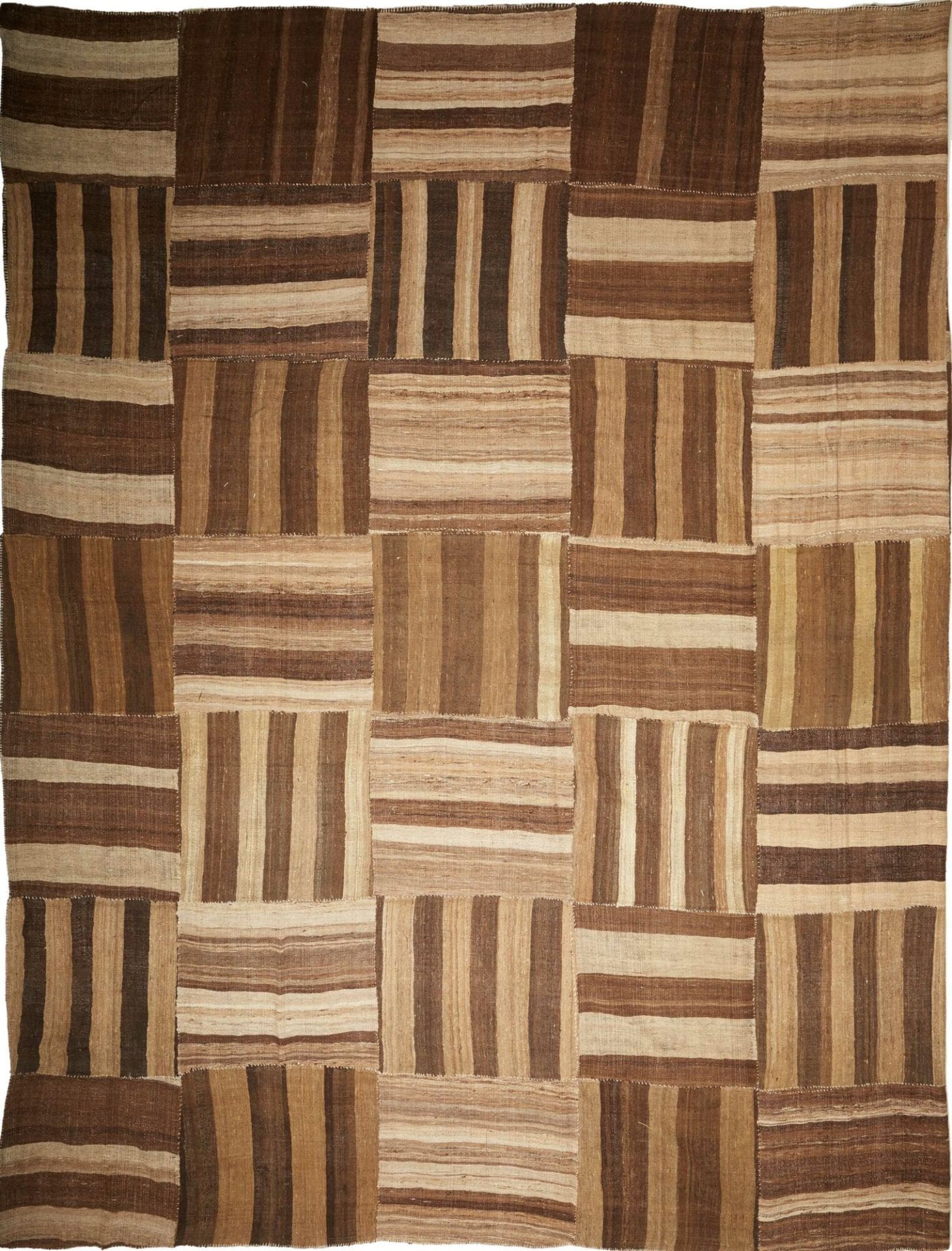 Kelim Teppich Antik 433 x 517 cm, handgewebt, rustikales Flair