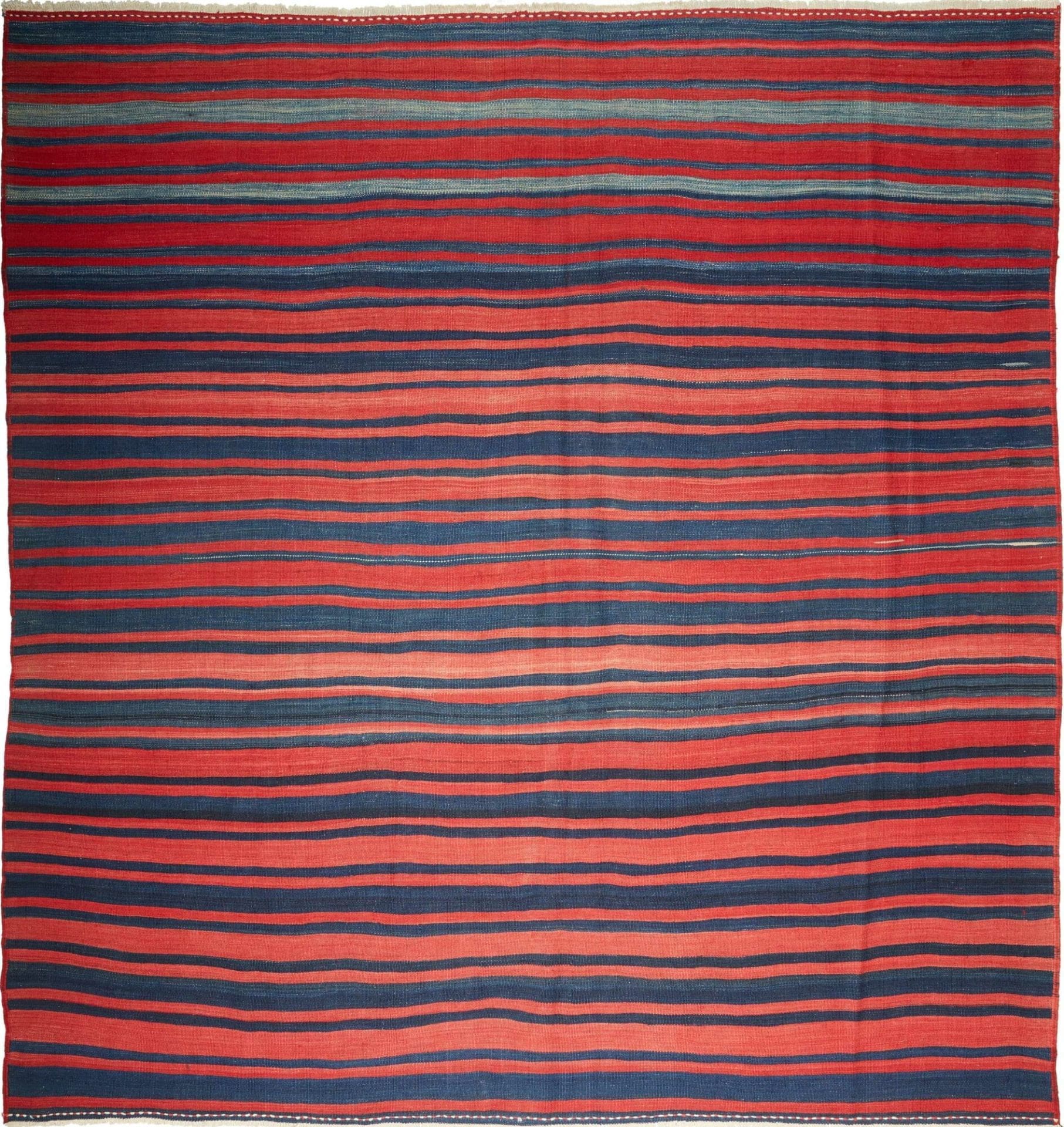 Antiker Kelim Teppich 262 x 292cm mit rustikalem Flair, handgewebt