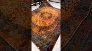 Der ganz aus Seide gefertigte Teppich aus Qom - Ein wunderschönes Geschenk, eine Errungenschaft der iranischen Kunst - Sei stolz, Like und abonnieren!