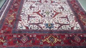 Schöner Elfenbein Bijar-Teppich im Garrus-Design von Paradise Oriental Rugs!