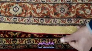 Ledernähen eines Teppichs aus Zarr und Halb-Kork aus Qum, dessen Kanten sich rollten, was durch das Ledernähen behoben wurde.