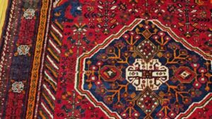 Vintage Persischer Qashqai Teppich in Rot, Blau, Elfenbein, Grün, Der Persische Knoten, SKU 1348