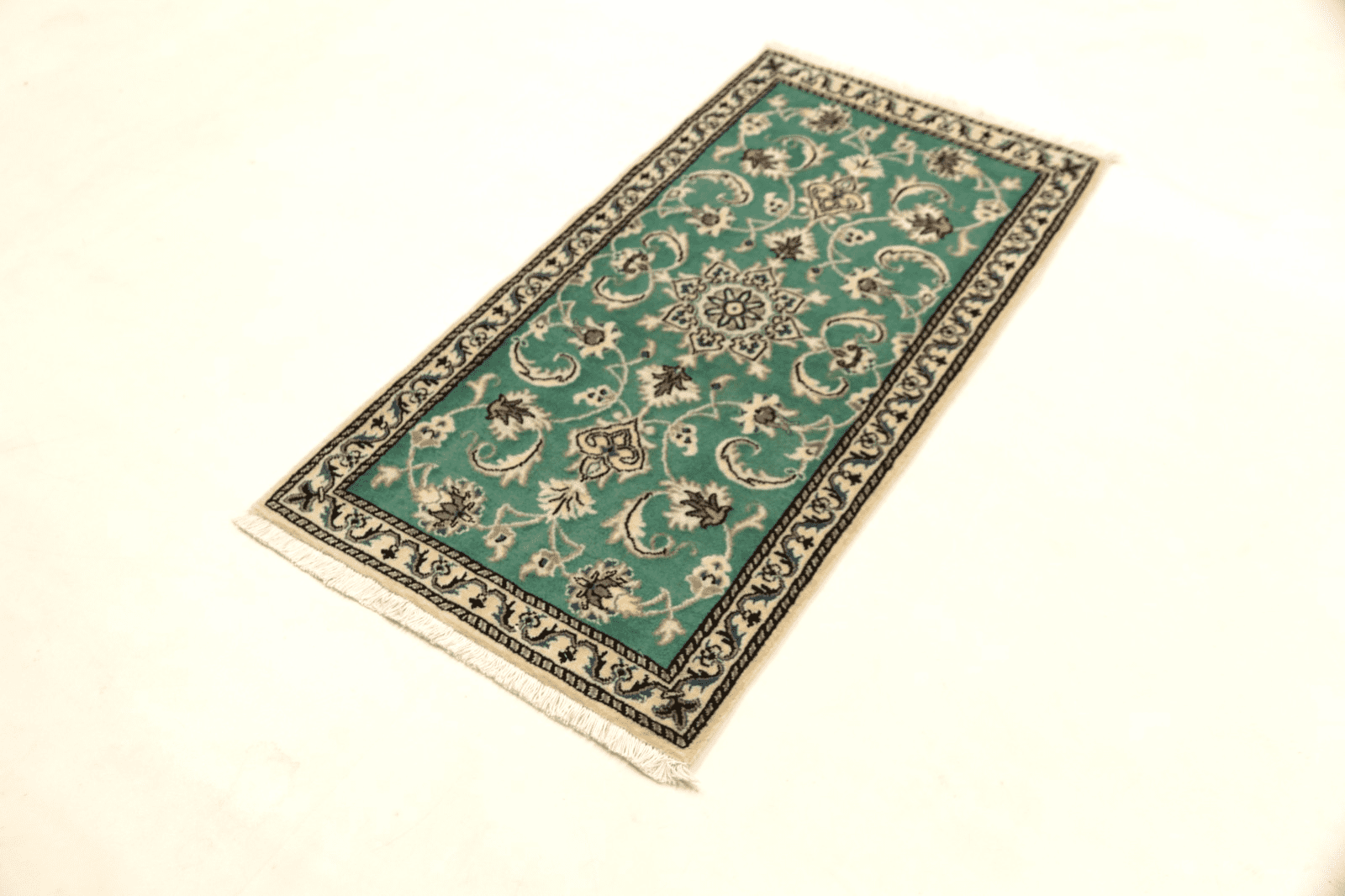 Perserteppich Nain 136 x 91 cm Grün handgeknüpft neu
