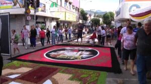 Kunst und Freiwilligendienst: Die Geschichte der Corpus Christi-Teppiche - Castelo Sul do Espírito Santo