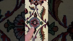 Ein Frankenstein-Teppich: Seidener Kashan-Teppich mit gefälschter Qum-Unterschrift und Fransen