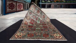 „Baluch Geometrische Eleganz – 6x9 Grauer Baluch-Teppich“