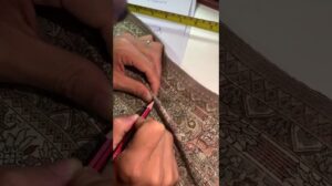 Zähle die Knoten des echten 800-linigen orientalischen handgeknüpften Seidenteppichs