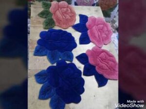 Handgefertigter Wollteppich in Form einer Blume