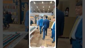 Einblick in den Stand der Teppichfirma Yaldaye Kavir Kashan auf der CFE-Messe | Arya Duk