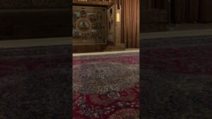 Mehrere Meter alte Teppiche im Museum des Gemeindegebäudes von Tabriz