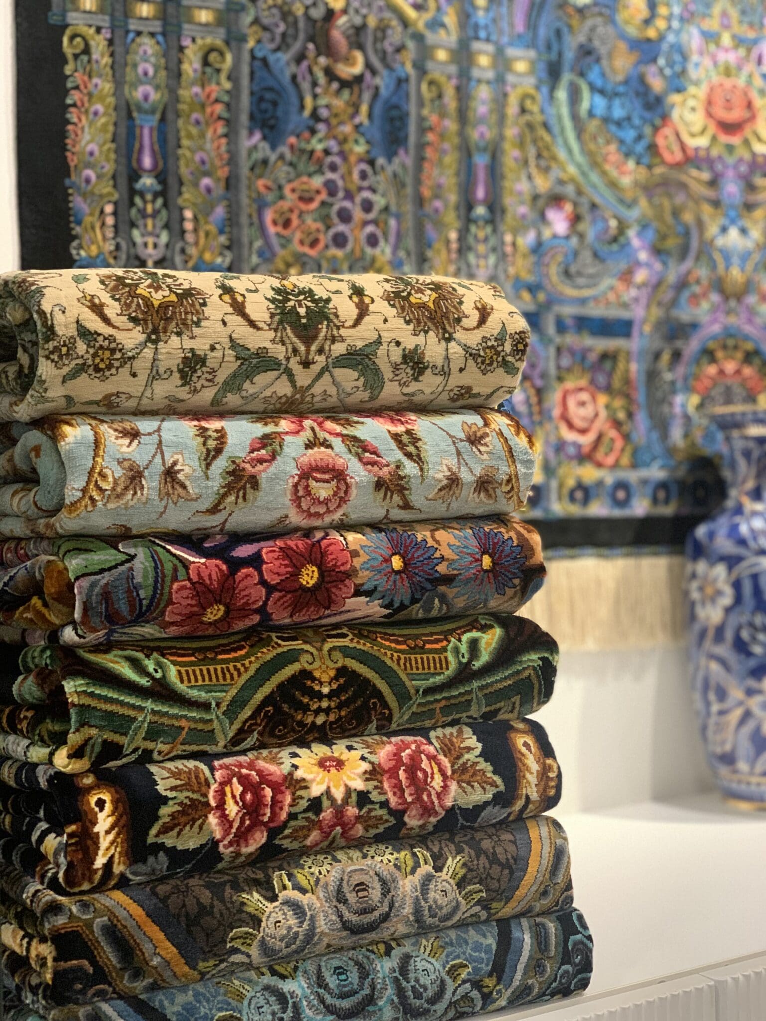 Të përgjithshme (Markë dhe Origjina): Qilim Erami Erami Ghom Hossein Erami Qilim mëndafshi Erami Qilim mëndafshi Ghom Qilim mëndafshi persian Qilim i lidhur me dorë Irani Luxonaria Qilima Partner Arti i Qilimave Persian Qim Qilim mëndafshi Qom Dizajni dhe Cilësia: I lidhur me dorë nga mëndafshi i pastër Qilim persian më i mirë Qilim luksoz për dizajn të brendshëm Modele klasike Ghom Stoli persiane Dekor ekskluziv për shtëpi Artizanat persian Elegancë e përjetshme në mëndafsh Qilim mëndafshi për ambiente luksoze të brendshme Artikull koleksionisti Historia dhe Trashëgimia e Qilimave Persian: Arti i qilimave për breza Trashëgimia e Endjes Persian Tradita e Familjes Erami Prodhuar në Qom që nga viti 1930 Artizanat iranian Dizajn autentik persian Tradita takon Artin Modern persian të Endjes së Mëndafshit Të përgjithshme (Markë dhe Origjina): Qilim Erami Erami Ghom Hossein Erami Qilim mëndafshi Erami Qilim mëndafshi Ghom Qilim mëndafshi persian Qilim i lidhur me dorë Irani Luxonaria Qilima Partner Arti i Qilimave Persian Qim Qilim mëndafshi Qom Dizajni dhe Cilësia: I lidhur me dorë nga mëndafshi i pastër Qilim persian më i mirë Qilim luksoz për dizajn të brendshëm Modele klasike Ghom Stoli persiane Dekor ekskluziv për shtëpi Artizanat persian Elegancë e përjetshme në mëndafsh Qilim mëndafshi për ambiente luksoze të brendshme Artikull koleksionisti Historia dhe Trashëgimia e Qilimave Persian: Arti i qilimave për breza Trashëgimia e Endjes Persian Tradita e Familjes Erami Prodhuar në Qom që nga viti 1930 Artizanat iranian Dizajn autentik persian Tradita takon Artin Modern persian të Endjes së Mëndafshit