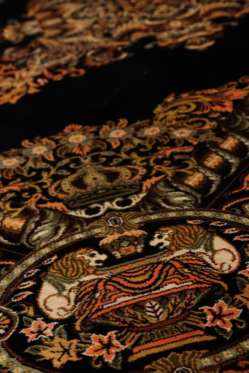 Qilim Erami Ghom Qilim mëndafshi persian Erami Qilim origjinal mëndafshi Erami nga Ghom Qilim i lidhur me dorë Erami Irani Koleksioni i qilimave Erami – Qilima mëndafshi Qom Tradita e qilimave familjar Hossein Erami Qilim mëndafshi persian nga Erami Qilim i punuar me dorë Erami – Prodhuar në Iran Luxonaria Carpet Bazaar x Partneriteti Erami Qilim mëndafshi Ghom – Kryevepër e Erami Qilim me nënshkrimin e Erami – Qom, Iran Qilim autentik persian nga Erami Erami Carpet Workshop Qilim arti persian Qom nga familja Erami ✨ Dizajni, cilësia dhe materiali (karakteristikat e produktit + Dizajni dhe luksi termat e kërkimit) I lidhur me dorë nga 100% mëndafsh i pastër Qilima ekskluzivë prej mëndafshi persian Qilim më i mirë prej mëndafshi Ghom për ambiente luksoze Qilim mëndafshi persian – Kryevepër e endur me dorë Modele klasike prej Ghom në mëndafsh Stoli dhe dizajne lulesh persiane Qilim luksoz për dizajn dhe dekorim të brendshëm Artizanat nga Persia – Mëndafsh dhe precizion Nyje e hollë – Qilim mëndafshi persian Elegancë e përjetshme në mëndafsh iranian Art i hollë qilimash për dizajn ekskluziv të shtëpisë Qilim i lidhur me dorë – Art qilimi persian me cilësi premium – Qilim mëndafshi tradicional dhe modern me autenticitet Artikull për Koleksionistë me Dizajn Qom – Qilim Persik me Edicion të Limituar, i Endur me Dorë, Qilim Luksoz Mëndafshi nga Qom, Qilim Persik i Finesë, mëndafsh – Trashëgimia Erami, Mjeshtëri Mjeshtërie nga Qom, Endje Origjinale Mëndafshi nga Punëtoria Erami 🌿 Histori, Trashëgimi dhe Kulturë (Tradita, Historia Familjare, Origjina dhe Vlerat) Breza të Kulturës së Qilimave Iraniane, Trashëgimia e Endjes Persiane që nga viti 1930, Tradita dhe Inovacioni – Familja Erami, Trashëgimia e Qilimave Erami – Përsosmëri e Endur me Dorë, Artizanat Iranian me Vizion Modern, Arti i Endjes së Mëndafshit Persian – Tradita Erami, Familja e Mjeshtrave Endës nga Qom, Punuar me Dorë me Pasion dhe Trashëgimi, Historia e Qilimave Persian – Linja Erami, Dizajn Autentik Persian nga Vëllezërit Erami, Arti i Qilimave Persian – Tradita Takon Modernitetin që nga viti 1930 – Qilima Mëndafshi Erami nga Qom, Qilima Persikë Mëndafshi të Punuar me Dorë për Koleksionistë, Endës Mjeshtra Persianë të Familjes Erami, Art i Përjetshëm i Endjes së Qilimave të Mëndafshit, Irani Partneritet në Evropë me Erami Carpet – Arti i Qilimave të Mëndafshit Qom