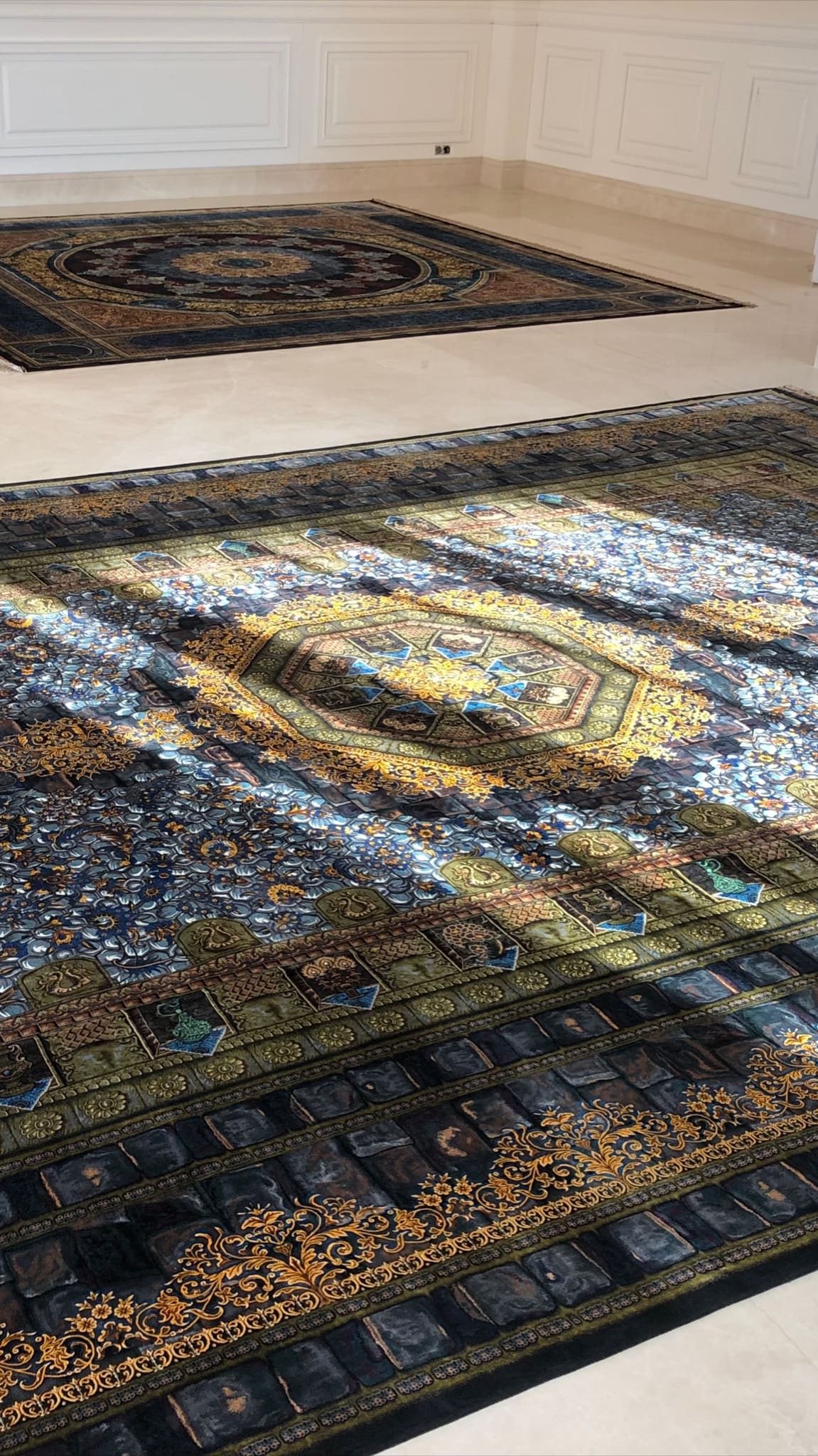 Qilim Erami Ghom Qilim mëndafshi persian Erami Qilim origjinal mëndafshi Erami nga Ghom Qilim i lidhur me dorë Erami Irani Koleksioni i qilimave Erami – Qilima mëndafshi Qom Tradita e qilimave familjar Hossein Erami Qilim mëndafshi persian nga Erami Qilim i punuar me dorë Erami – Prodhuar në Iran Luxonaria Carpet Bazaar x Partneriteti Erami Qilim mëndafshi Ghom – Kryevepër e Erami Qilim me nënshkrimin e Erami – Qom, Iran Qilim autentik persian nga Erami Erami Carpet Workshop Qilim arti persian Qom nga familja Erami ✨ Dizajni, cilësia dhe materiali (karakteristikat e produktit + Dizajni dhe luksi termat e kërkimit) I lidhur me dorë nga 100% mëndafsh i pastër Qilima ekskluzivë prej mëndafshi persian Qilim më i mirë prej mëndafshi Ghom për ambiente luksoze Qilim mëndafshi persian – Kryevepër e endur me dorë Modele klasike prej Ghom në mëndafsh Stoli dhe dizajne lulesh persiane Qilim luksoz për dizajn dhe dekorim të brendshëm Artizanat nga Persia – Mëndafsh dhe precizion Nyje e hollë – Qilim mëndafshi persian Elegancë e përjetshme në mëndafsh iranian Art i hollë qilimash për dizajn ekskluziv të shtëpisë Qilim i lidhur me dorë – Art qilimi persian me cilësi premium – Qilim mëndafshi tradicional dhe modern me autenticitet Artikull për Koleksionistë me Dizajn Qom – Qilim Persik me Edicion të Limituar, i Endur me Dorë, Qilim Luksoz Mëndafshi nga Qom, Qilim Persik i Finesë, mëndafsh – Trashëgimia Erami, Mjeshtëri Mjeshtërie nga Qom, Endje Origjinale Mëndafshi nga Punëtoria Erami 🌿 Histori, Trashëgimi dhe Kulturë (Tradita, Historia Familjare, Origjina dhe Vlerat) Breza të Kulturës së Qilimave Iraniane, Trashëgimia e Endjes Persiane që nga viti 1930, Tradita dhe Inovacioni – Familja Erami, Trashëgimia e Qilimave Erami – Përsosmëri e Endur me Dorë, Artizanat Iranian me Vizion Modern, Arti i Endjes së Mëndafshit Persian – Tradita Erami, Familja e Mjeshtrave Endës nga Qom, Punuar me Dorë me Pasion dhe Trashëgimi, Historia e Qilimave Persian – Linja Erami, Dizajn Autentik Persian nga Vëllezërit Erami, Arti i Qilimave Persian – Tradita Takon Modernitetin që nga viti 1930 – Qilima Mëndafshi Erami nga Qom, Qilima Persikë Mëndafshi të Punuar me Dorë për Koleksionistë, Endës Mjeshtra Persianë të Familjes Erami, Art i Përjetshëm i Endjes së Qilimave të Mëndafshit, Irani Partneritet në Evropë me Erami Carpet – Arti i Qilimave të Mëndafshit Qom