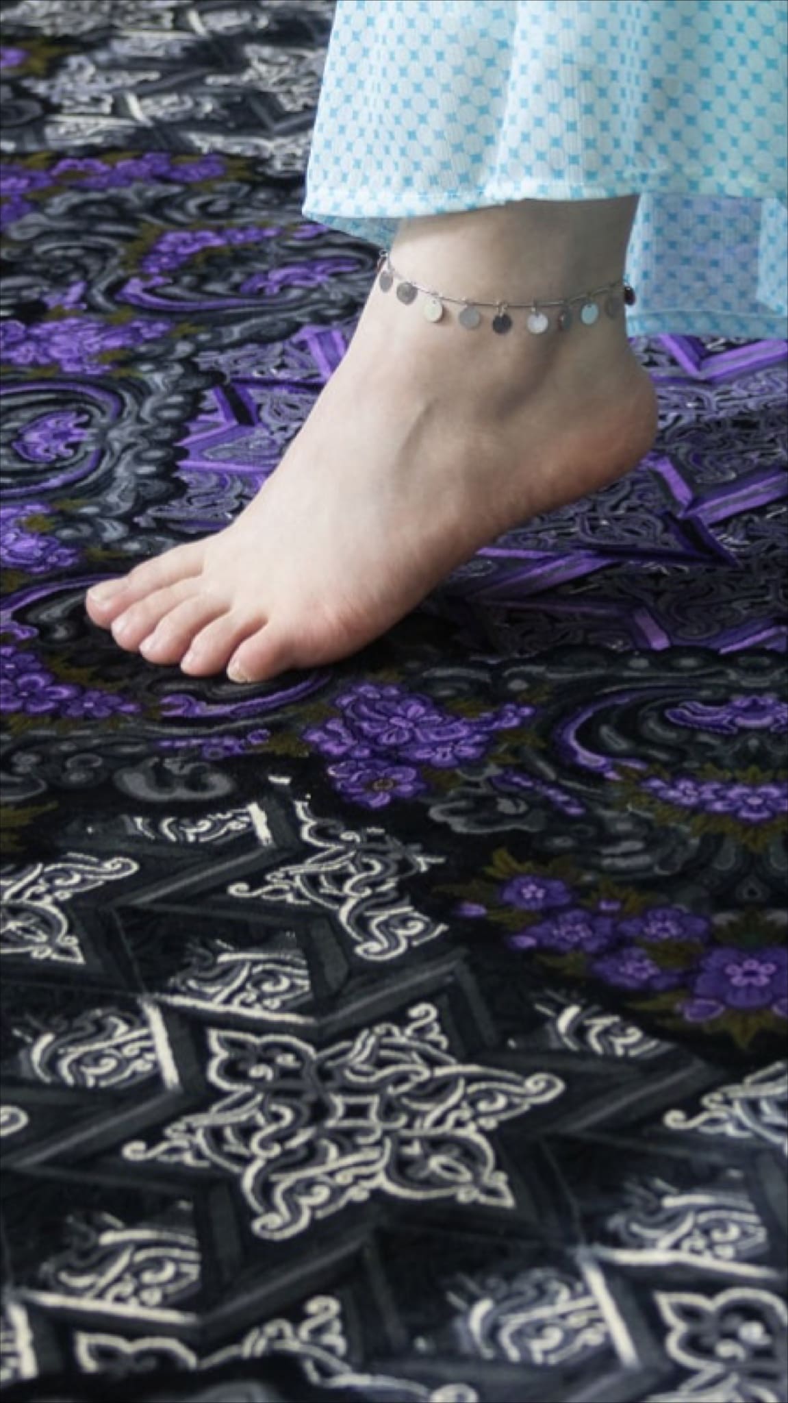 Qilim Erami Ghom Qilim mëndafshi persian Erami Qilim origjinal mëndafshi Erami nga Ghom Qilim i lidhur me dorë Erami Irani Koleksioni i qilimave Erami – Qilima mëndafshi Qom Tradita e qilimave familjar Hossein Erami Qilim mëndafshi persian nga Erami Qilim i punuar me dorë Erami – Prodhuar në Iran Luxonaria Carpet Bazaar x Partneriteti Erami Qilim mëndafshi Ghom – Kryevepër e Erami Qilim me nënshkrimin e Erami – Qom, Iran Qilim autentik persian nga Erami Erami Carpet Workshop Qilim arti persian Qom nga familja Erami ✨ Dizajni, cilësia dhe materiali (karakteristikat e produktit + Dizajni dhe luksi termat e kërkimit) I lidhur me dorë nga 100% mëndafsh i pastër Qilima ekskluzivë prej mëndafshi persian Qilim më i mirë prej mëndafshi Ghom për ambiente luksoze Qilim mëndafshi persian – Kryevepër e endur me dorë Modele klasike prej Ghom në mëndafsh Stoli dhe dizajne lulesh persiane Qilim luksoz për dizajn dhe dekorim të brendshëm Artizanat nga Persia – Mëndafsh dhe precizion Nyje e hollë – Qilim mëndafshi persian Elegancë e përjetshme në mëndafsh iranian Art i hollë qilimash për dizajn ekskluziv të shtëpisë Qilim i lidhur me dorë – Art qilimi persian me cilësi premium – Qilim mëndafshi tradicional dhe modern me autenticitet Artikull për Koleksionistë me Dizajn Qom – Qilim Persik me Edicion të Limituar, i Endur me Dorë, Qilim Luksoz Mëndafshi nga Qom, Qilim Persik i Finesë, mëndafsh – Trashëgimia Erami, Mjeshtëri Mjeshtërie nga Qom, Endje Origjinale Mëndafshi nga Punëtoria Erami 🌿 Histori, Trashëgimi dhe Kulturë (Tradita, Historia Familjare, Origjina dhe Vlerat) Breza të Kulturës së Qilimave Iraniane, Trashëgimia e Endjes Persiane që nga viti 1930, Tradita dhe Inovacioni – Familja Erami, Trashëgimia e Qilimave Erami – Përsosmëri e Endur me Dorë, Artizanat Iranian me Vizion Modern, Arti i Endjes së Mëndafshit Persian – Tradita Erami, Familja e Mjeshtrave Endës nga Qom, Punuar me Dorë me Pasion dhe Trashëgimi, Historia e Qilimave Persian – Linja Erami, Dizajn Autentik Persian nga Vëllezërit Erami, Arti i Qilimave Persian – Tradita Takon Modernitetin që nga viti 1930 – Qilima Mëndafshi Erami nga Qom, Qilima Persikë Mëndafshi të Punuar me Dorë për Koleksionistë, Endës Mjeshtra Persianë të Familjes Erami, Art i Përjetshëm i Endjes së Qilimave të Mëndafshit, Irani Partneritet në Evropë me Erami Carpet – Arti i Qilimave të Mëndafshit Qom