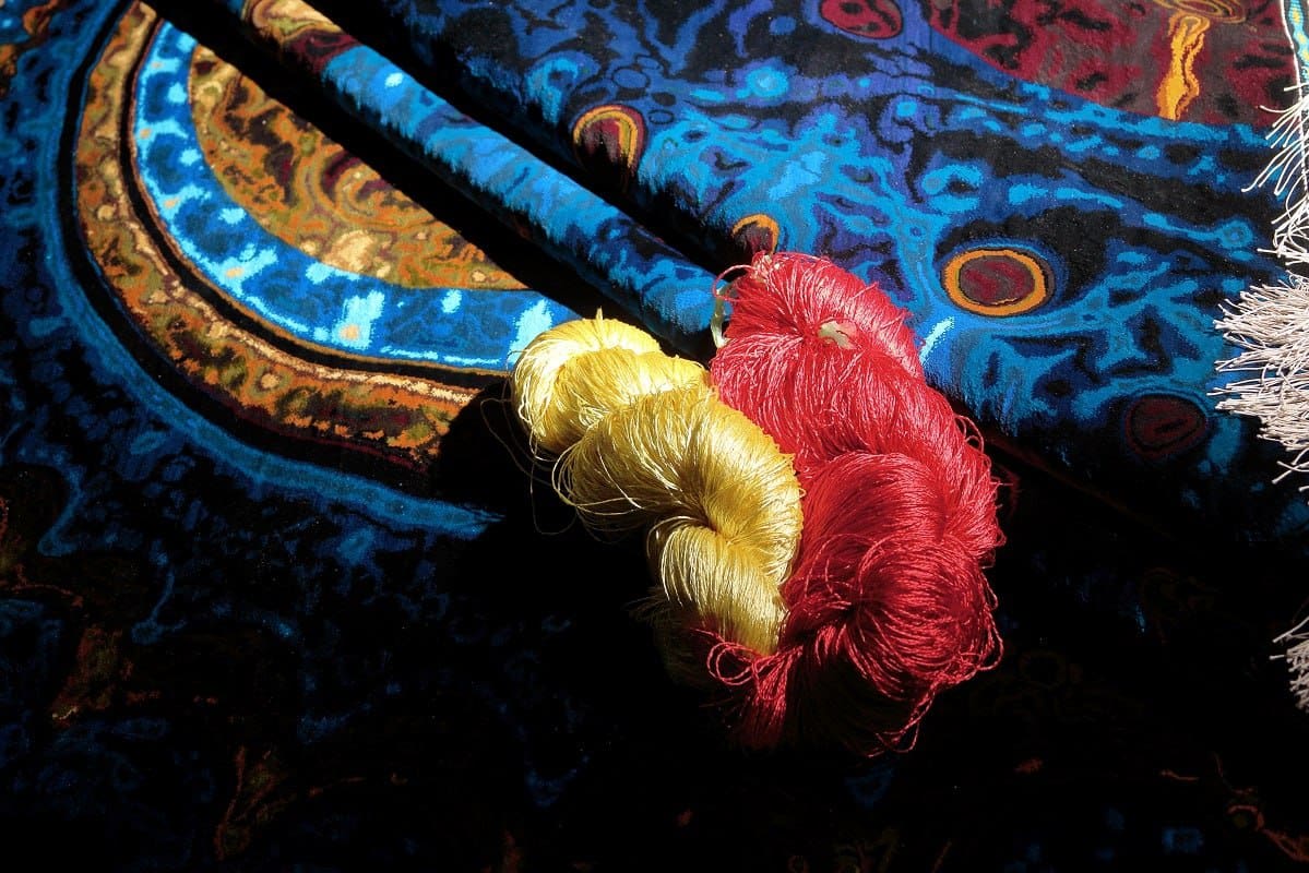 Qilim Erami Ghom Qilim mëndafshi persian Erami Qilim origjinal mëndafshi Erami nga Ghom Qilim i lidhur me dorë Erami Irani Koleksioni i qilimave Erami – Qilima mëndafshi Qom Tradita e qilimave familjar Hossein Erami Qilim mëndafshi persian nga Erami Qilim i punuar me dorë Erami – Prodhuar në Iran Luxonaria Carpet Bazaar x Partneriteti Erami Qilim mëndafshi Ghom – Kryevepër e Erami Qilim me nënshkrimin e Erami – Qom, Iran Qilim autentik persian nga Erami Erami Carpet Workshop Qilim arti persian Qom nga familja Erami ✨ Dizajni, cilësia dhe materiali (karakteristikat e produktit + Dizajni dhe luksi termat e kërkimit) I lidhur me dorë nga 100% mëndafsh i pastër Qilima ekskluzivë prej mëndafshi persian Qilim më i mirë prej mëndafshi Ghom për ambiente luksoze Qilim mëndafshi persian – Kryevepër e endur me dorë Modele klasike prej Ghom në mëndafsh Stoli dhe dizajne lulesh persiane Qilim luksoz për dizajn dhe dekorim të brendshëm Artizanat nga Persia – Mëndafsh dhe precizion Nyje e hollë – Qilim mëndafshi persian Elegancë e përjetshme në mëndafsh iranian Art i hollë qilimash për dizajn ekskluziv të shtëpisë Qilim i lidhur me dorë – Art qilimi persian me cilësi premium – Qilim mëndafshi tradicional dhe modern me autenticitet Artikull për Koleksionistë me Dizajn Qom – Qilim Persik me Edicion të Limituar, i Endur me Dorë, Qilim Luksoz Mëndafshi nga Qom, Qilim Persik i Finesë, mëndafsh – Trashëgimia Erami, Mjeshtëri Mjeshtërie nga Qom, Endje Origjinale Mëndafshi nga Punëtoria Erami 🌿 Histori, Trashëgimi dhe Kulturë (Tradita, Historia Familjare, Origjina dhe Vlerat) Breza të Kulturës së Qilimave Iraniane, Trashëgimia e Endjes Persiane që nga viti 1930, Tradita dhe Inovacioni – Familja Erami, Trashëgimia e Qilimave Erami – Përsosmëri e Endur me Dorë, Artizanat Iranian me Vizion Modern, Arti i Endjes së Mëndafshit Persian – Tradita Erami, Familja e Mjeshtrave Endës nga Qom, Punuar me Dorë me Pasion dhe Trashëgimi, Historia e Qilimave Persian – Linja Erami, Dizajn Autentik Persian nga Vëllezërit Erami, Arti i Qilimave Persian – Tradita Takon Modernitetin që nga viti 1930 – Qilima Mëndafshi Erami nga Qom, Qilima Persikë Mëndafshi të Punuar me Dorë për Koleksionistë, Endës Mjeshtra Persianë të Familjes Erami, Art i Përjetshëm i Endjes së Qilimave të Mëndafshit, Irani Partneritet në Evropë me Erami Carpet – Arti i Qilimave të Mëndafshit Qom