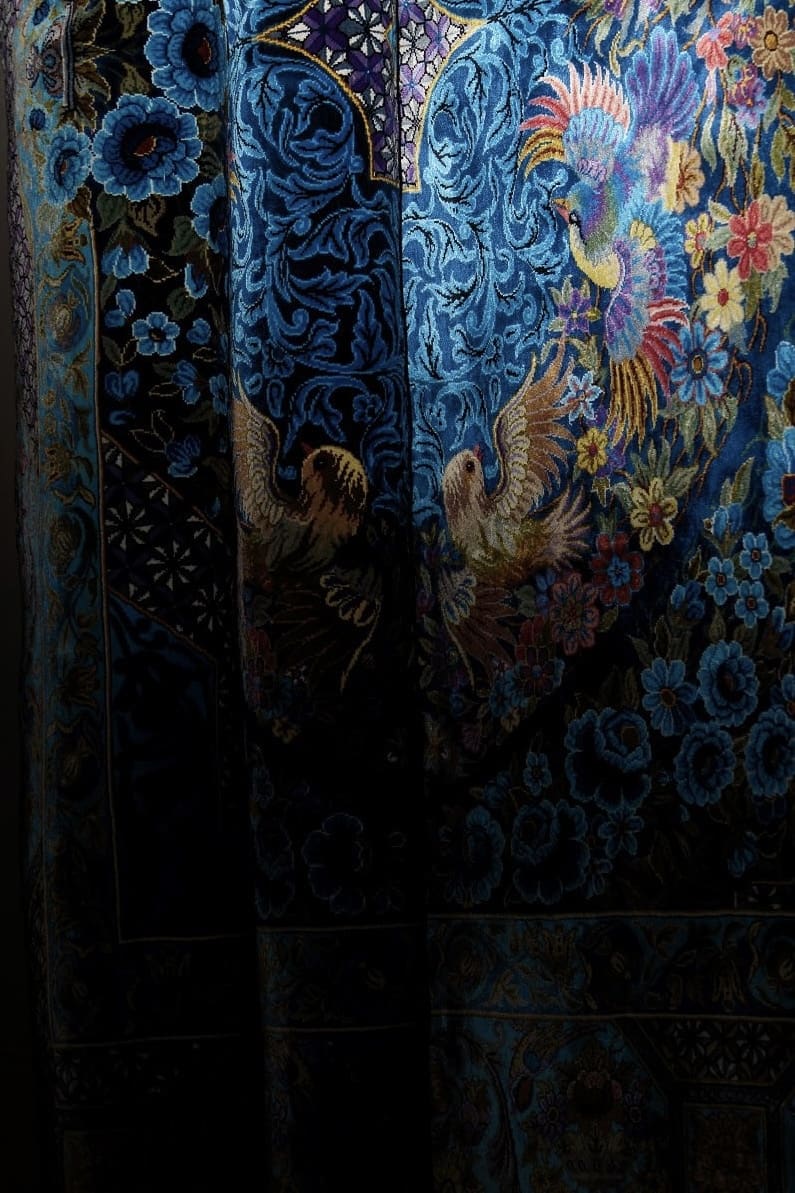 Qilim Erami Ghom Qilim mëndafshi persian Erami Qilim origjinal mëndafshi Erami nga Ghom Qilim i lidhur me dorë Erami Irani Koleksioni i qilimave Erami – Qilima mëndafshi Qom Tradita e qilimave familjar Hossein Erami Qilim mëndafshi persian nga Erami Qilim i punuar me dorë Erami – Prodhuar në Iran Luxonaria Carpet Bazaar x Partneriteti Erami Qilim mëndafshi Ghom – Kryevepër e Erami Qilim me nënshkrimin e Erami – Qom, Iran Qilim autentik persian nga Erami Erami Carpet Workshop Qilim arti persian Qom nga familja Erami ✨ Dizajni, cilësia dhe materiali (karakteristikat e produktit + Dizajni dhe luksi termat e kërkimit) I lidhur me dorë nga 100% mëndafsh i pastër Qilima ekskluzivë prej mëndafshi persian Qilim më i mirë prej mëndafshi Ghom për ambiente luksoze Qilim mëndafshi persian – Kryevepër e endur me dorë Modele klasike prej Ghom në mëndafsh Stoli dhe dizajne lulesh persiane Qilim luksoz për dizajn dhe dekorim të brendshëm Artizanat nga Persia – Mëndafsh dhe precizion Nyje e hollë – Qilim mëndafshi persian Elegancë e përjetshme në mëndafsh iranian Art i hollë qilimash për dizajn ekskluziv të shtëpisë Qilim i lidhur me dorë – Art qilimi persian me cilësi premium – Qilim mëndafshi tradicional dhe modern me autenticitet Artikull për Koleksionistë me Dizajn Qom – Qilim Persik me Edicion të Limituar, i Endur me Dorë, Qilim Luksoz Mëndafshi nga Qom, Qilim Persik i Finesë, mëndafsh – Trashëgimia Erami, Mjeshtëri Mjeshtërie nga Qom, Endje Origjinale Mëndafshi nga Punëtoria Erami 🌿 Histori, Trashëgimi dhe Kulturë (Tradita, Historia Familjare, Origjina dhe Vlerat) Breza të Kulturës së Qilimave Iraniane, Trashëgimia e Endjes Persiane që nga viti 1930, Tradita dhe Inovacioni – Familja Erami, Trashëgimia e Qilimave Erami – Përsosmëri e Endur me Dorë, Artizanat Iranian me Vizion Modern, Arti i Endjes së Mëndafshit Persian – Tradita Erami, Familja e Mjeshtrave Endës nga Qom, Punuar me Dorë me Pasion dhe Trashëgimi, Historia e Qilimave Persian – Linja Erami, Dizajn Autentik Persian nga Vëllezërit Erami, Arti i Qilimave Persian – Tradita Takon Modernitetin që nga viti 1930 – Qilima Mëndafshi Erami nga Qom, Qilima Persikë Mëndafshi të Punuar me Dorë për Koleksionistë, Endës Mjeshtra Persianë të Familjes Erami, Art i Përjetshëm i Endjes së Qilimave të Mëndafshit, Irani Partneritet në Evropë me Erami Carpet – Arti i Qilimave të Mëndafshit Qom