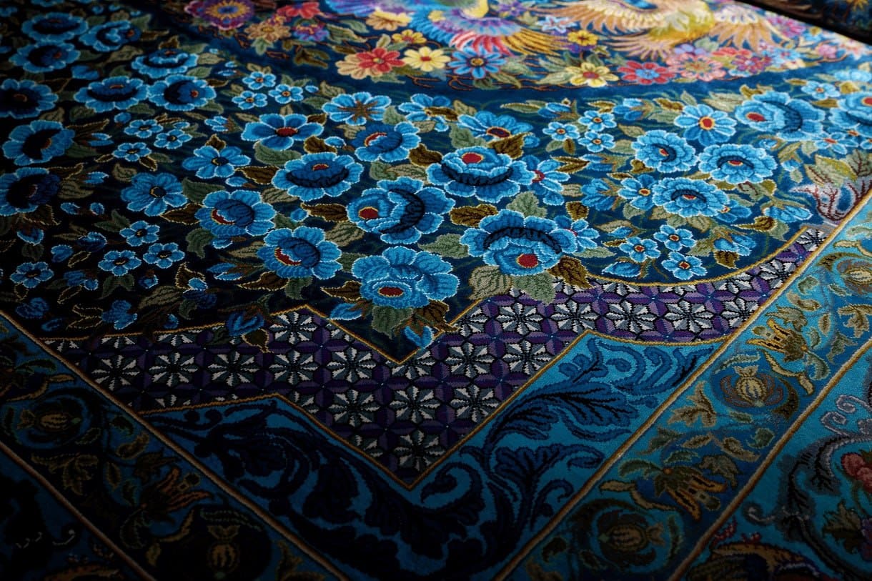 Qilim Erami Ghom Qilim mëndafshi persian Erami Qilim origjinal mëndafshi Erami nga Ghom Qilim i lidhur me dorë Erami Irani Koleksioni i qilimave Erami – Qilima mëndafshi Qom Tradita e qilimave familjar Hossein Erami Qilim mëndafshi persian nga Erami Qilim i punuar me dorë Erami – Prodhuar në Iran Luxonaria Carpet Bazaar x Partneriteti Erami Qilim mëndafshi Ghom – Kryevepër e Erami Qilim me nënshkrimin e Erami – Qom, Iran Qilim autentik persian nga Erami Erami Carpet Workshop Qilim arti persian Qom nga familja Erami ✨ Dizajni, cilësia dhe materiali (karakteristikat e produktit + Dizajni dhe luksi termat e kërkimit) I lidhur me dorë nga 100% mëndafsh i pastër Qilima ekskluzivë prej mëndafshi persian Qilim më i mirë prej mëndafshi Ghom për ambiente luksoze Qilim mëndafshi persian – Kryevepër e endur me dorë Modele klasike prej Ghom në mëndafsh Stoli dhe dizajne lulesh persiane Qilim luksoz për dizajn dhe dekorim të brendshëm Artizanat nga Persia – Mëndafsh dhe precizion Nyje e hollë – Qilim mëndafshi persian Elegancë e përjetshme në mëndafsh iranian Art i hollë qilimash për dizajn ekskluziv të shtëpisë Qilim i lidhur me dorë – Art qilimi persian me cilësi premium – Qilim mëndafshi tradicional dhe modern me autenticitet Artikull për Koleksionistë me Dizajn Qom – Qilim Persik me Edicion të Limituar, i Endur me Dorë, Qilim Luksoz Mëndafshi nga Qom, Qilim Persik i Finesë, mëndafsh – Trashëgimia Erami, Mjeshtëri Mjeshtërie nga Qom, Endje Origjinale Mëndafshi nga Punëtoria Erami 🌿 Histori, Trashëgimi dhe Kulturë (Tradita, Historia Familjare, Origjina dhe Vlerat) Breza të Kulturës së Qilimave Iraniane, Trashëgimia e Endjes Persiane që nga viti 1930, Tradita dhe Inovacioni – Familja Erami, Trashëgimia e Qilimave Erami – Përsosmëri e Endur me Dorë, Artizanat Iranian me Vizion Modern, Arti i Endjes së Mëndafshit Persian – Tradita Erami, Familja e Mjeshtrave Endës nga Qom, Punuar me Dorë me Pasion dhe Trashëgimi, Historia e Qilimave Persian – Linja Erami, Dizajn Autentik Persian nga Vëllezërit Erami, Arti i Qilimave Persian – Tradita Takon Modernitetin që nga viti 1930 – Qilima Mëndafshi Erami nga Qom, Qilima Persikë Mëndafshi të Punuar me Dorë për Koleksionistë, Endës Mjeshtra Persianë të Familjes Erami, Art i Përjetshëm i Endjes së Qilimave të Mëndafshit, Irani Partneritet në Evropë me Erami Carpet – Arti i Qilimave të Mëndafshit Qom