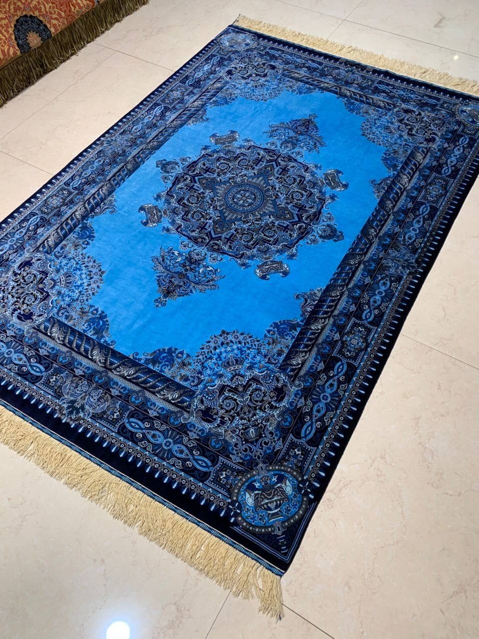 Imazh në WhatsApp 2025-10-18 në 16.36.16_1dd3105c Partneritet në Evropë me Erami Carpet – Arti i Qilimave të Mëndafshit Qom