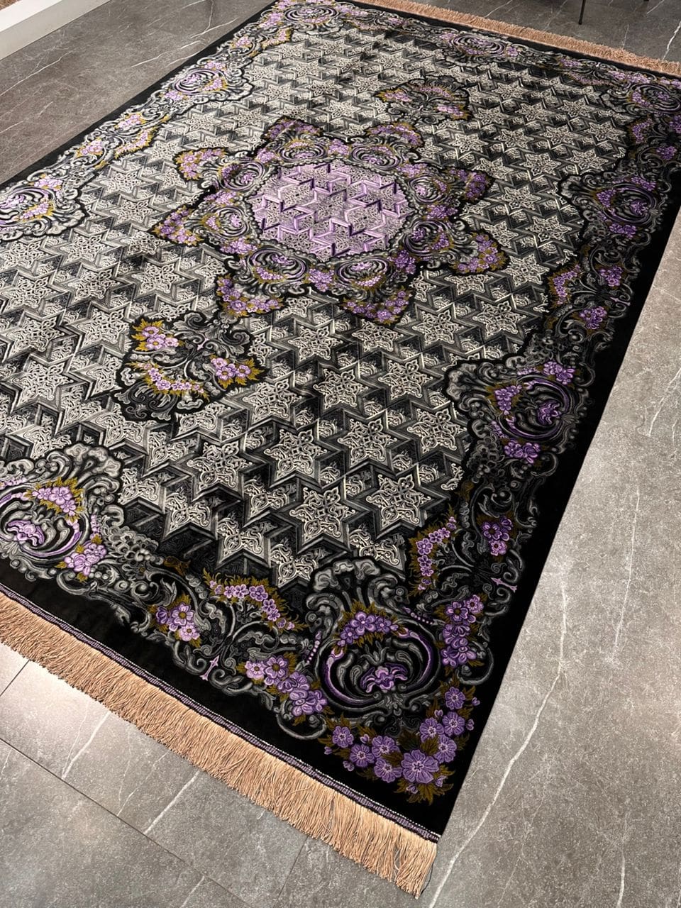 Imazh në WhatsApp 2025-10-18 në 16.36.42_3f9173d7 Partneritet në Evropë me Erami Carpet – Arti i Qilimave të Mëndafshit Qom
