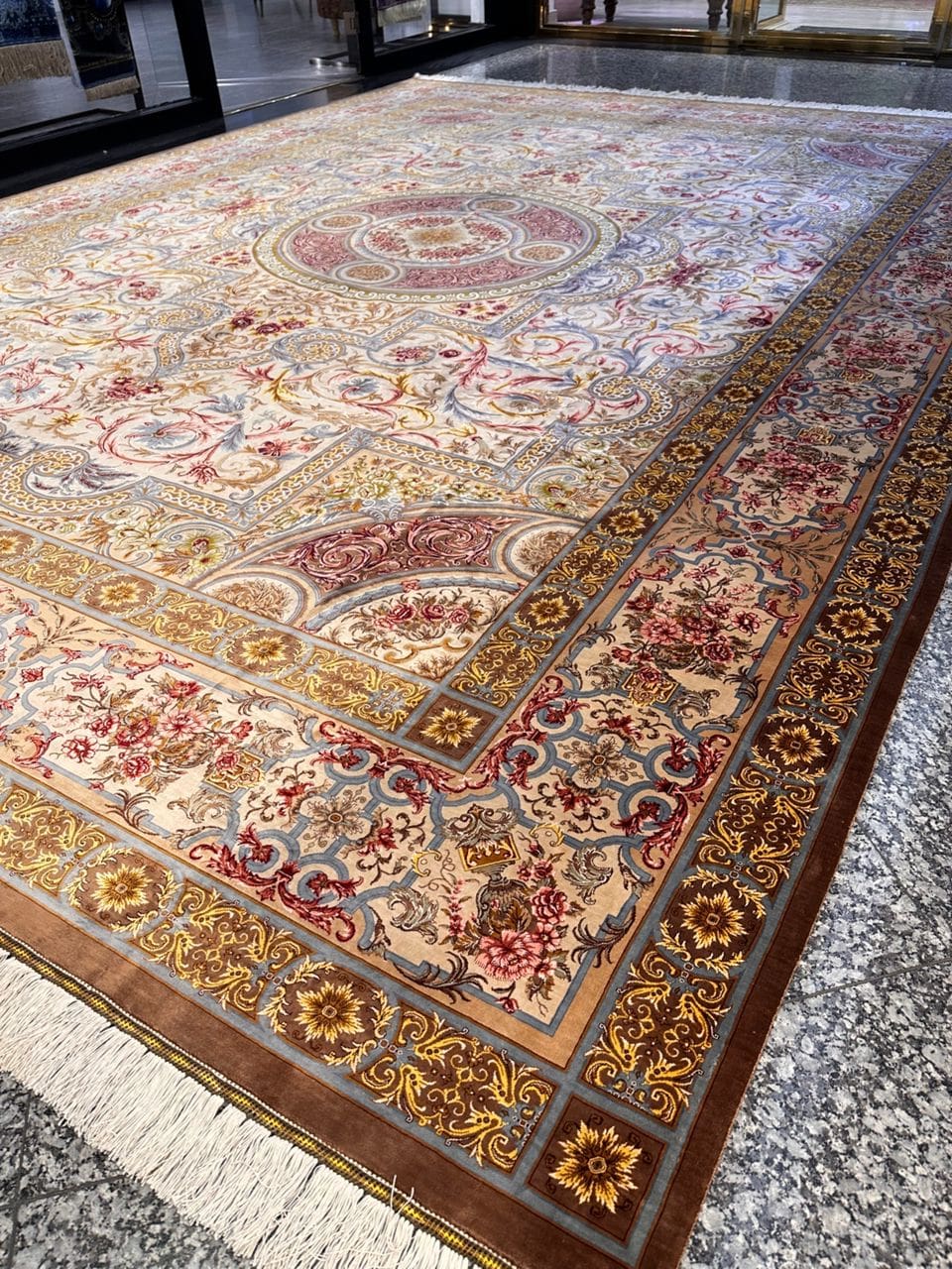 391×298,5 cm Handgeknüpfter Hossein Erami Ghom Seidenteppich „Simrokh – Cinnamon Cream“ | 11,67 m² | 71,5 Raj | 12.505.000 Knoten | 100 % Seide