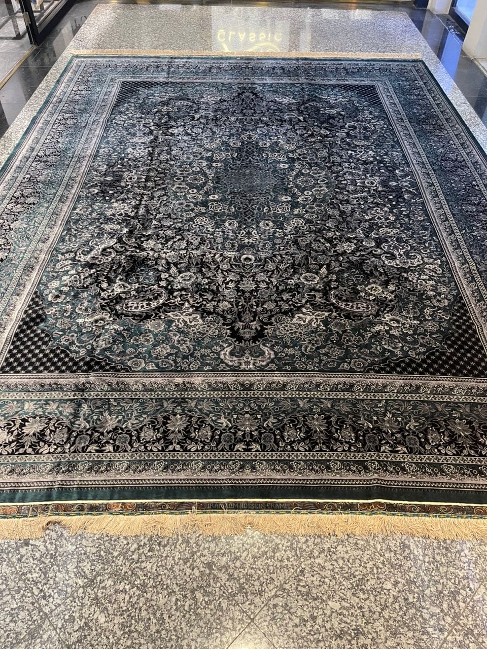 NEU 393×300 cm Handgeknüpfter Hossein Erami Ghom Seidenteppich „Golfarang – Dark Blue“ | 11,79 m² | 65,9 Raj | 12.585.600 Knoten | 100 % Seide