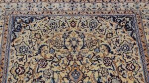 Vintage Persischer Nain Teppich im floralen Muster in Elfenbein, Blau, Grün, @thepersianknot, SKU 1761