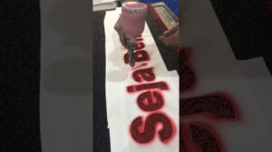 Lerne, wie man personalisierte Teppiche macht