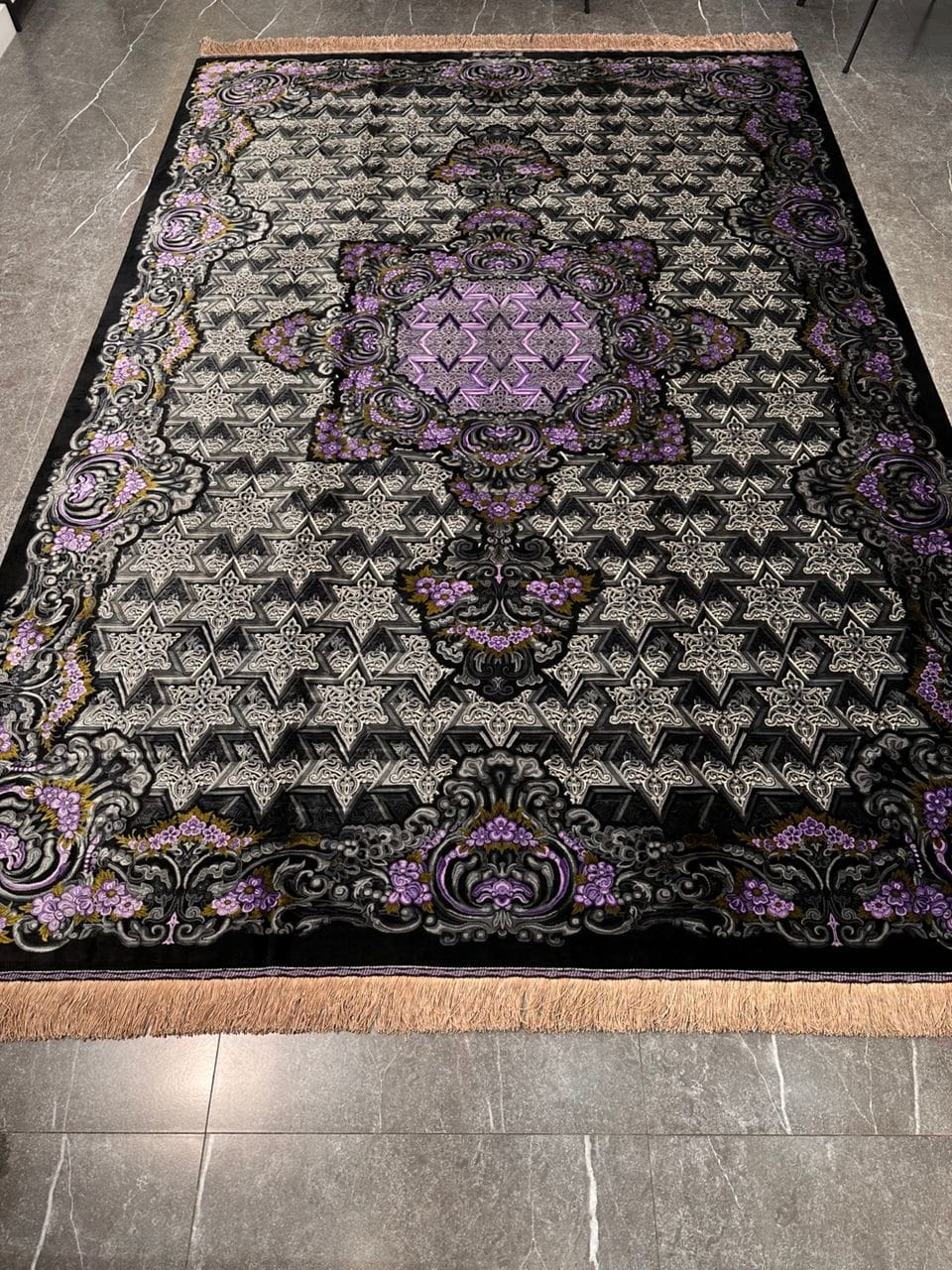 NEU 286×196 cm Handgeknüpfter Hossein Erami Ghom Seidenteppich „Gobelin – Black“ | 5,61 m² | 67,7 Raj | 6.283.200 Knoten | 100 % Seide
