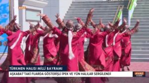Der Turkmenische Teppich wird in Turkmenistan gefeiert