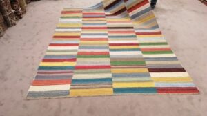 Handgewebter zeitgenössischer Flachgewebter Kilim-Teppich aus Wolle mit geometrischem Design in Farben