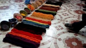 Verwendung von natürlichen Farbstoffen zum Färben von Wolle. Teotitlán del Valle. Oaxaca.