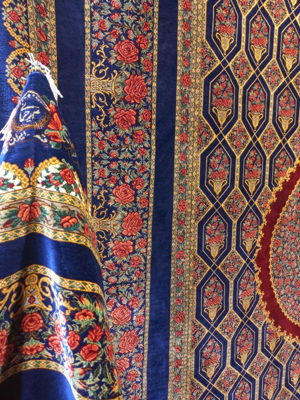Rahmani Rose Ghom Qom Seidenteppich 3 Pertnerschaft in Europa mit Rahmani Rose Carpet – Der moderne Klassiker der Qom Seidenteppiche