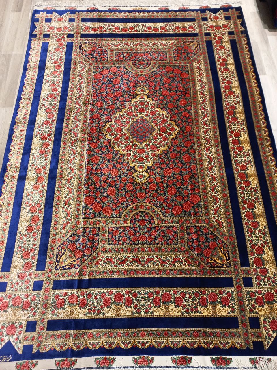 Rahmani Rose Ghom Qom Seidenteppich 9 Pertnerschaft in Europa mit Rahmani Rose Carpet – Der moderne Klassiker der Qom Seidenteppiche