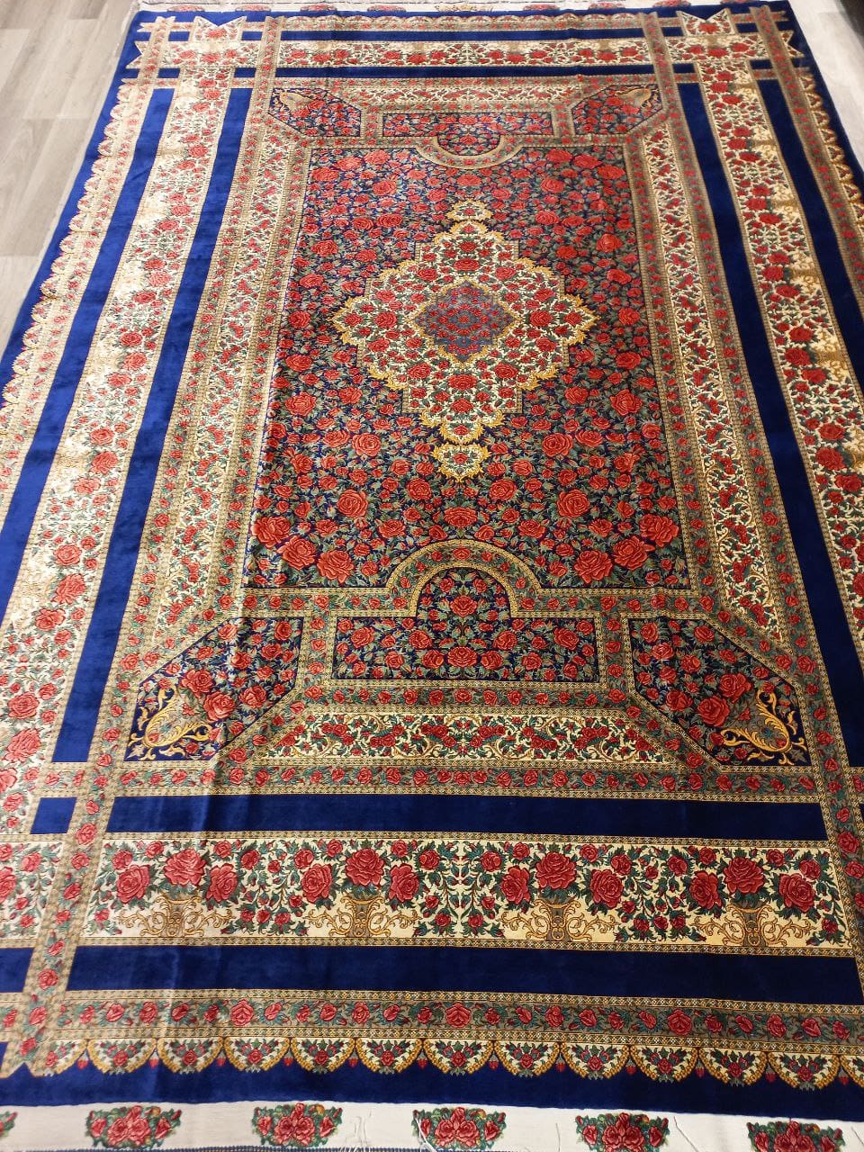 Rahmani Rose Ghom Qom Seidenteppich 14 Pertnerschaft in Europa mit Rahmani Rose Carpet – Der moderne Klassiker der Qom Seidenteppiche
