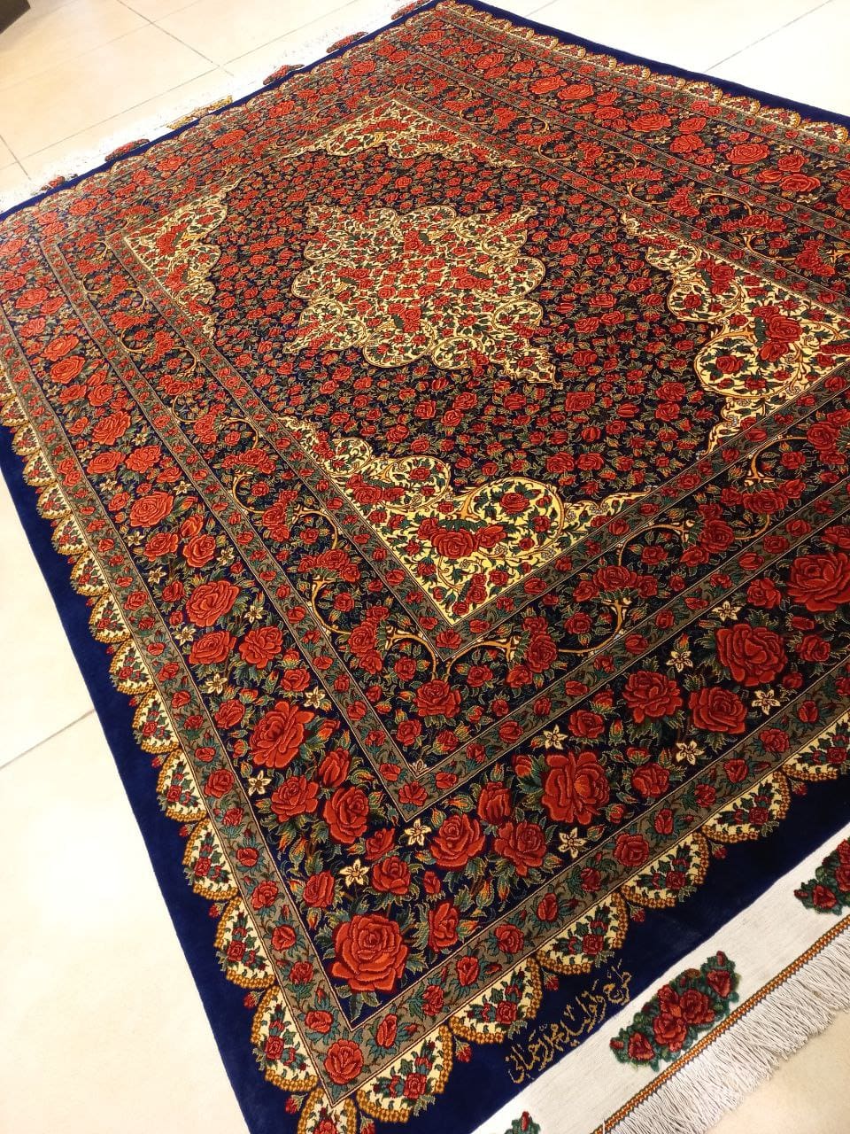 Rahmani Rose Ghom Qom Seidenteppich 24 Pertnerschaft in Europa mit Rahmani Rose Carpet – Der moderne Klassiker der Qom Seidenteppiche