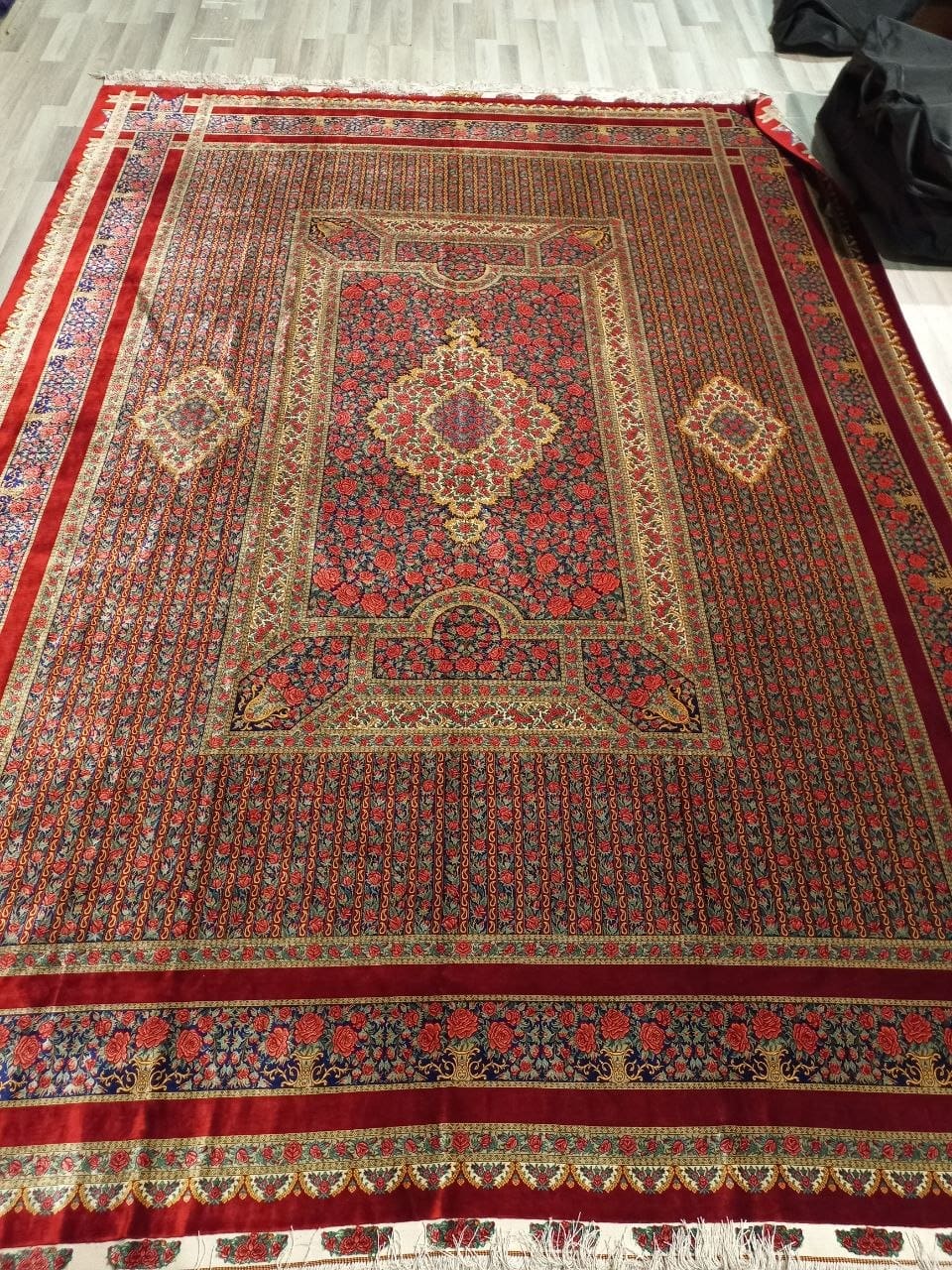 Rahmani Rose Ghom Qom Seidenteppich 32 Pertnerschaft in Europa mit Rahmani Rose Carpet – Der moderne Klassiker der Qom Seidenteppiche