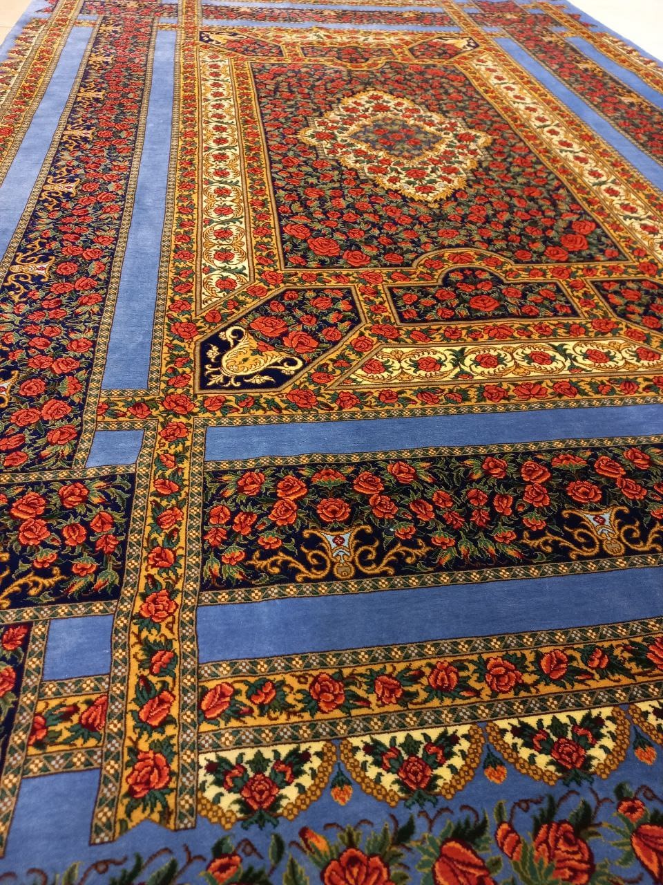 Rahmani Rose Ghom Qom Seidenteppich 48 Pertnerschaft in Europa mit Rahmani Rose Carpet – Der moderne Klassiker der Qom Seidenteppiche
