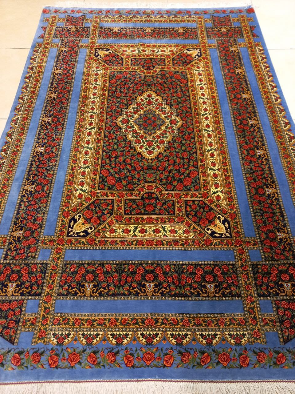 Rahmani Rose Ghom Qom Seidenteppich 50 Pertnerschaft in Europa mit Rahmani Rose Carpet – Der moderne Klassiker der Qom Seidenteppiche