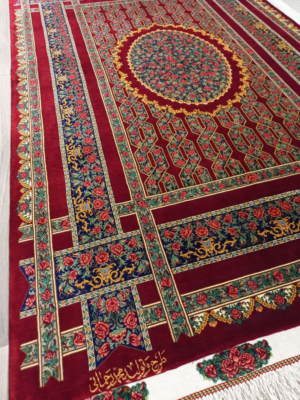 NEU 150×100 cm Handgeknüpfter Rahmani Ghom Seidenteppich „Sini Rose (Rose tray) – Red Edition“ | 1,50 m² | 70 Raj | 1.797.075 Knoten | 100 % Seide auf Seide