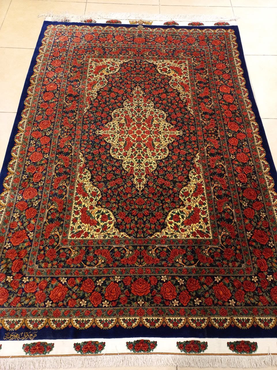 NEU 200×135 cm Handgeknüpfter ORIGINAL Rahmani Ghom Seidenteppich „Rose Classic – Lachak Toranj“ | 2,70 m² | 70 Raj | 3.234.735 Knoten | 100 % Seide auf Seide | Rot–Blau