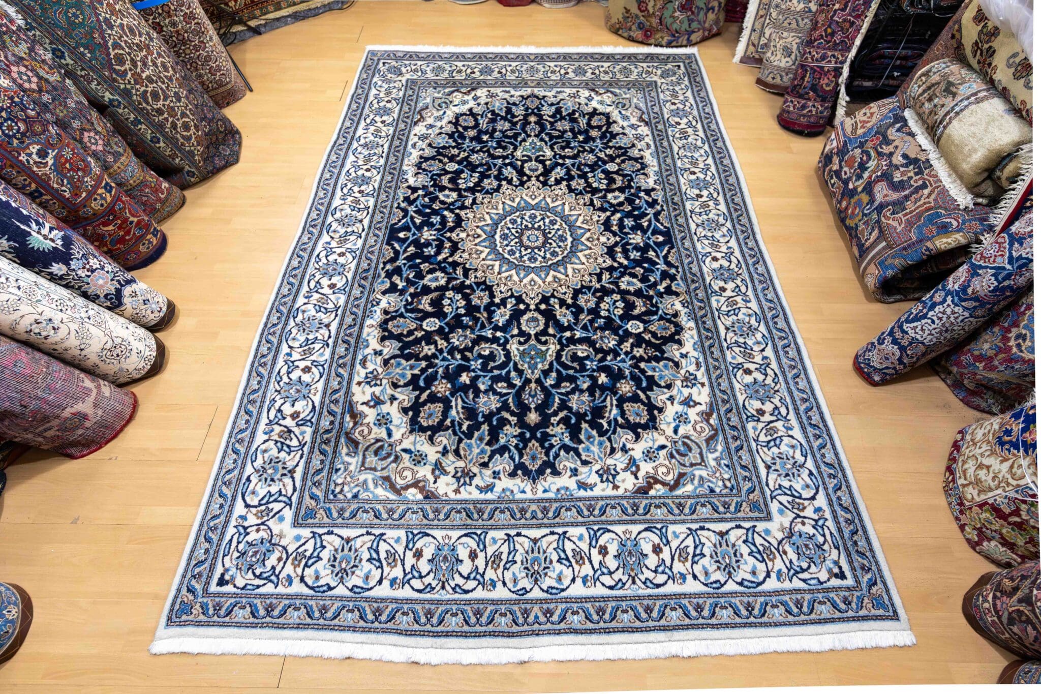 294x200cm Handgeknüpfter Nain Kashmari 12La Perserteppich | Lachak-Toranj Medaillon mit Seide W1(#437)