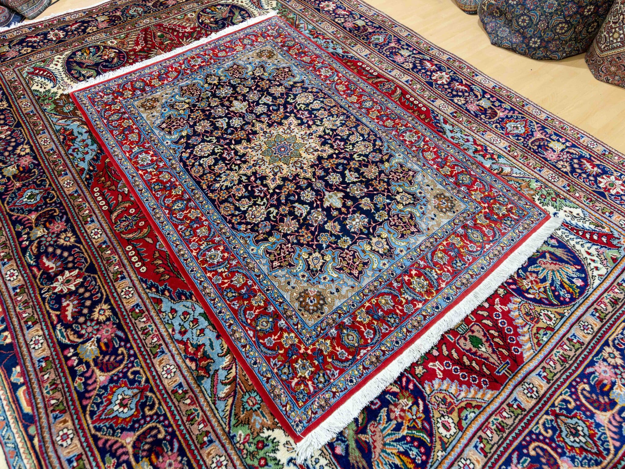 Perserteppiche & Orientteppiche Standorte: Wien | Hamburg | Dubai | New York | Los Angeles | Teheran Herkunft unserer Teppiche: Täbriz | Isfahan | Ghom | Kashan | Nain | Kerman | Hamadan | Sarough (Farahan) | Qashqai | Mashhad Seit 1876 5. Generation der Familie FARAHANI Kostenloser Versand in Europa Schnelle Lieferung in die USA (Visit our US Store!) Weltweite Lieferung auf Anfrage 14 Tage Rückgaberecht Original, Handarbeit, Nachhaltig Zertifikate auf Wunsch