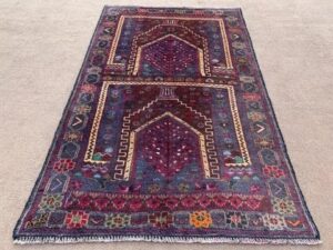 Erkunde die zeitlose Schönheit eines afghanischen Baluchi-Gebetsteppichs aus den 1980er Jahren | Ein Meisterwerk vintage Textilkunst